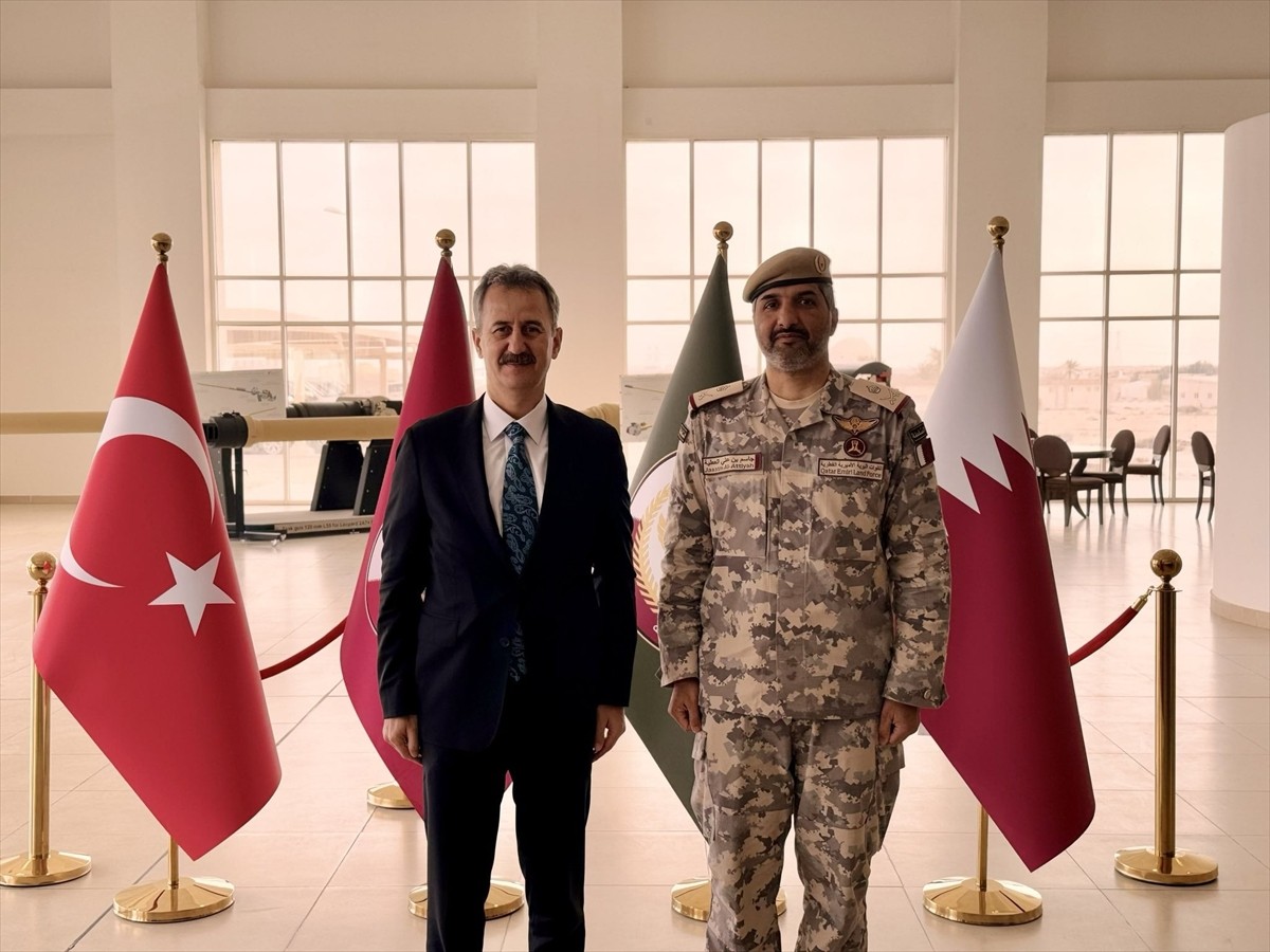 Cumhurbaşkanlığı Savunma Sanayii Başkanı Haluk Görgün (sağda), Doha'da IDEX 2025 Fuarı sonrasında...