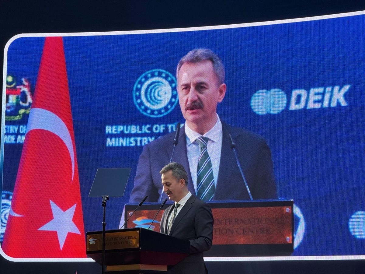 Cumhurbaşkanlığı Savunma Sanayii (SSB) Başkanı Haluk Görgün (solda), Cumhurbaşkanı Recep Tayyip...