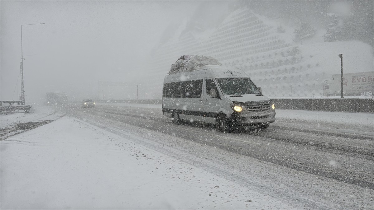 D-100 kara yolu ve Anadolu Otoyolu'nun Bolu Dağı kesiminde kar etkisini gösterdi.
