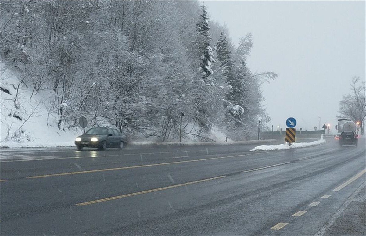 D-100 kara yolunun Bolu Dağı geçişinde kar ve sis etkisini gösterdi. 