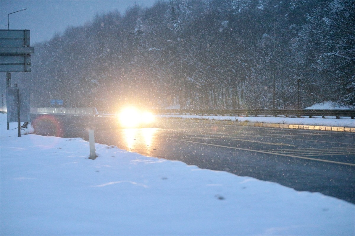 D-100 kara yolunun Bolu Dağı kesiminde kar yağışı etkili oldu. 