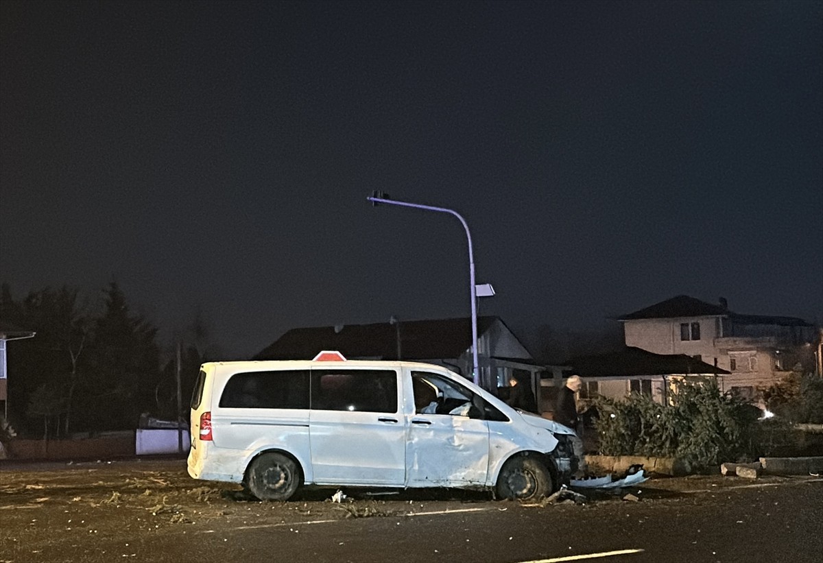 D-100 Karayolunda, sürücüsünün direksiyon hakimiyetini kaybettiği panelvan, refüje çarpıp...