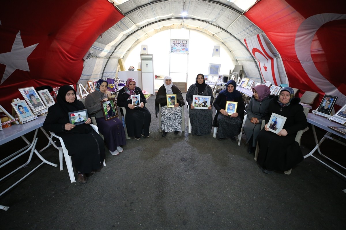 Dağa kaçırılan çocukları için eski HDP il binası önünde oturma eylemi yapan Diyarbakır anneleri...
