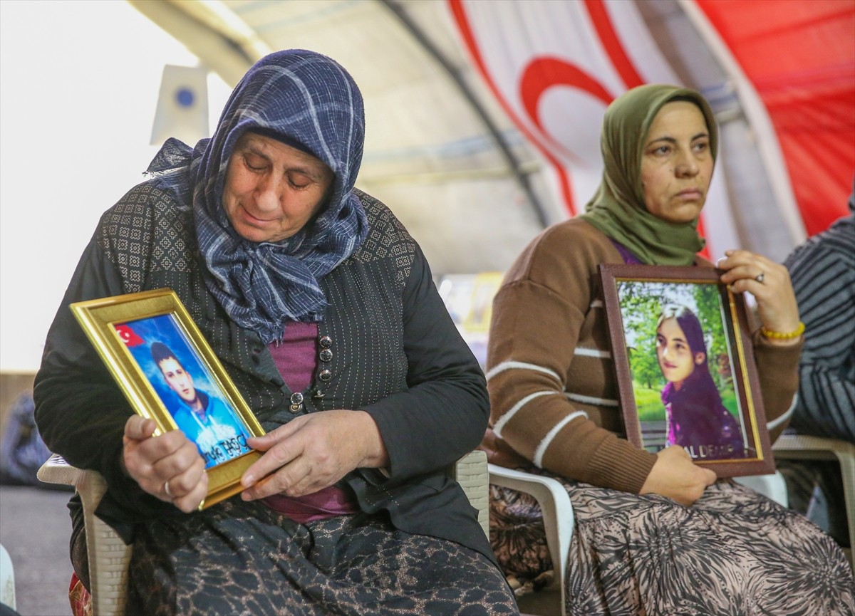 Dağa kaçırılan çocukları için eski HDP il binası önünde oturma eylemi yapan Diyarbakır anneleri...