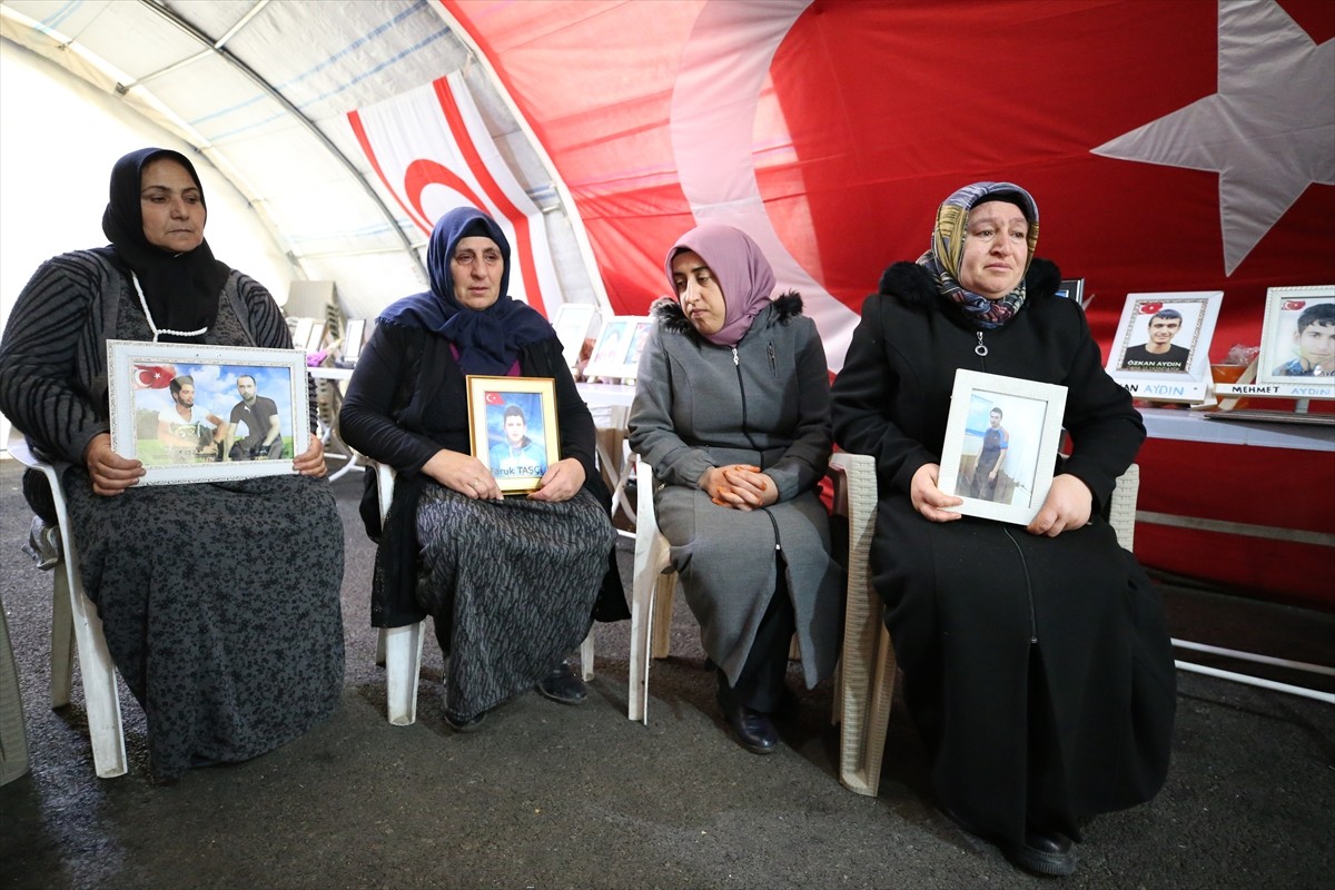 Dağa kaçırılan çocukları için eski HDP il binası önünde oturma eylemi yapan Diyarbakır anneleri...
