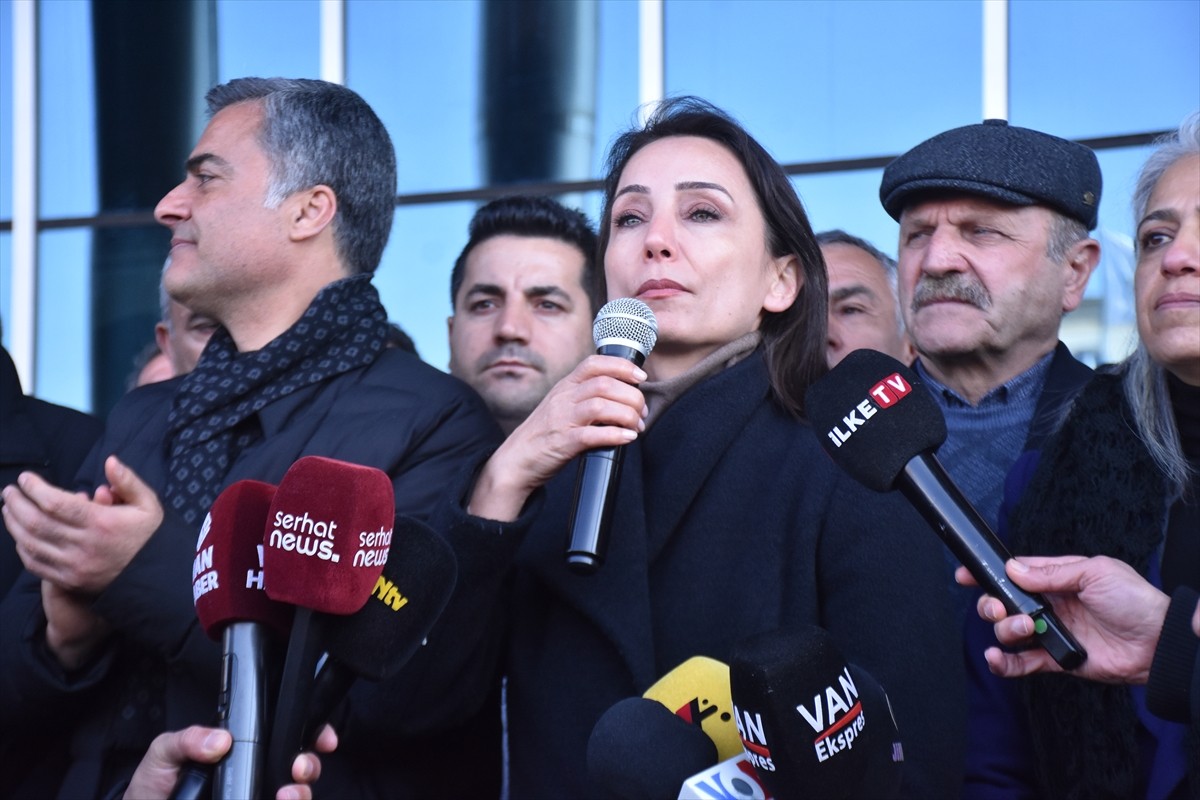 DEM Parti Eş Genel Başkanı Tülay Hatimoğulları, Van Büyükşehir Belediyesine geldi. Hatimoğulları...