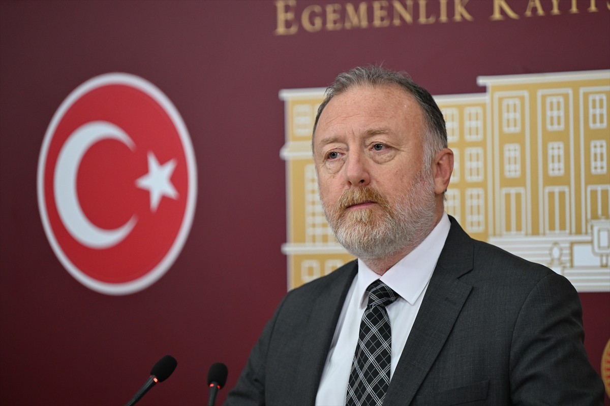 DEM Parti Grup Başkanvekili Sezai Temelli, TBMM'de basın toplantısı düzenledi.