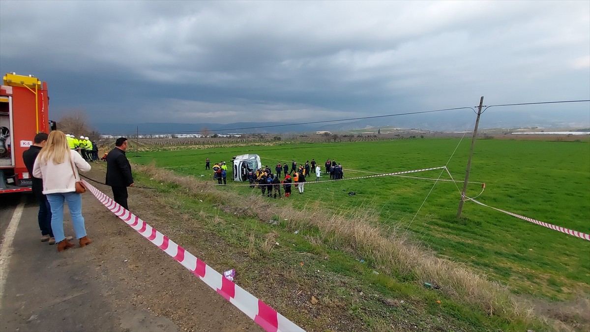 Denizli'nin Buldan ilçesinde öğrencileri taşıyan servis midibüsünün devrilmesi sonucu 2 kişi...