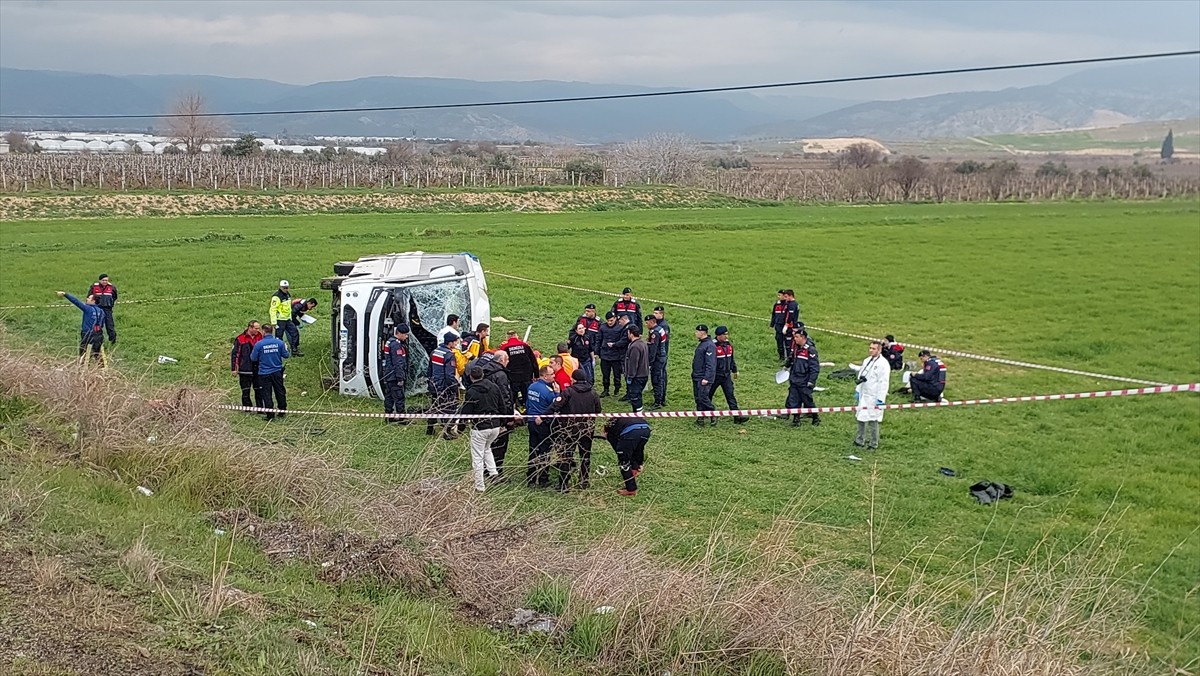Denizli'nin Buldan ilçesinde öğrencileri taşıyan servis midibüsünün devrilmesi sonucu 2 kişi...