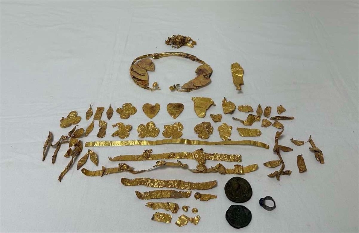 Denizli'nin Sarayköy ilçesindeki tarihi eser operasyonunda, gözlük kutusu içine gizlenmiş...