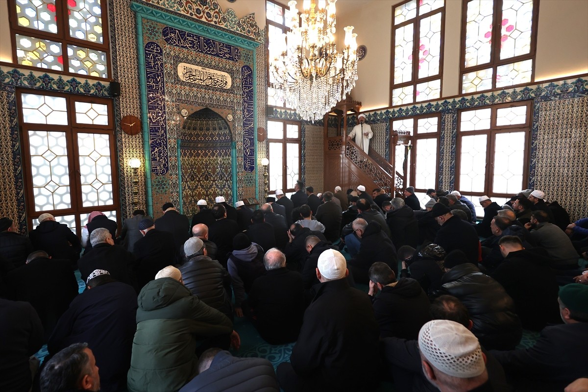 Diyanet İşleri Başkanı Ali Erbaş, Fatih'teki Aynalı Çeşme Camisi'nde hutbe irat etti, cuma...