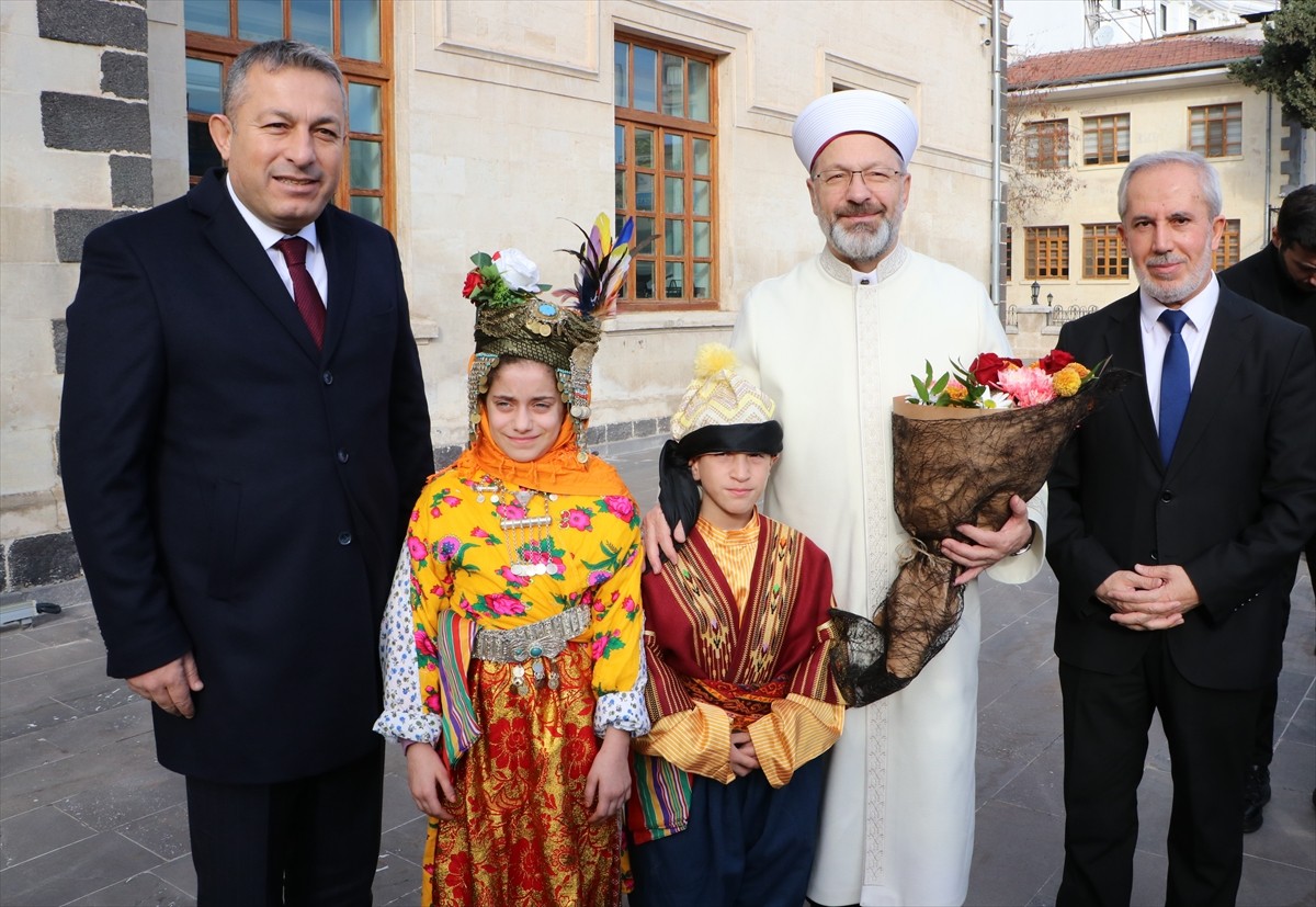 Diyanet İşleri Başkanı Ali Erbaş (ortada), bazı programlara katılmak üzere geldiği Kilis'te...
