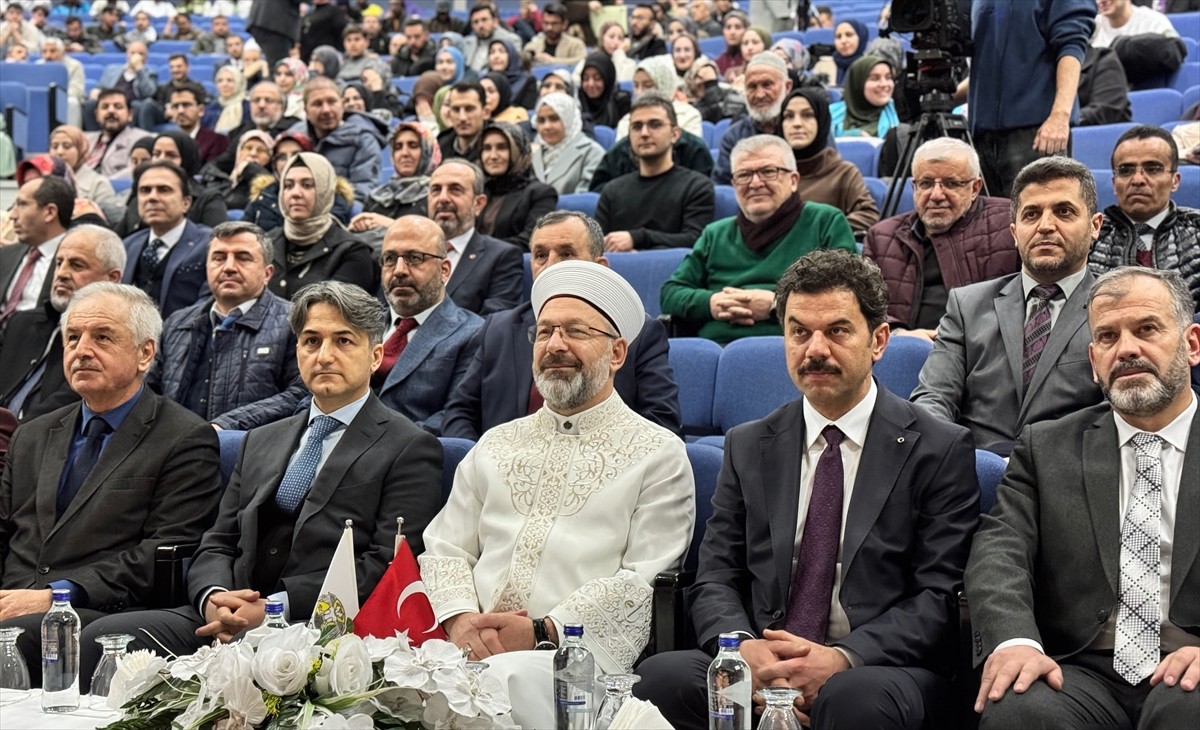 Diyanet İşleri Başkanı Ali Erbaş (ortada), Selçuk Üniversitesi Sultan Alparslan Kültür Merkezi'nde...