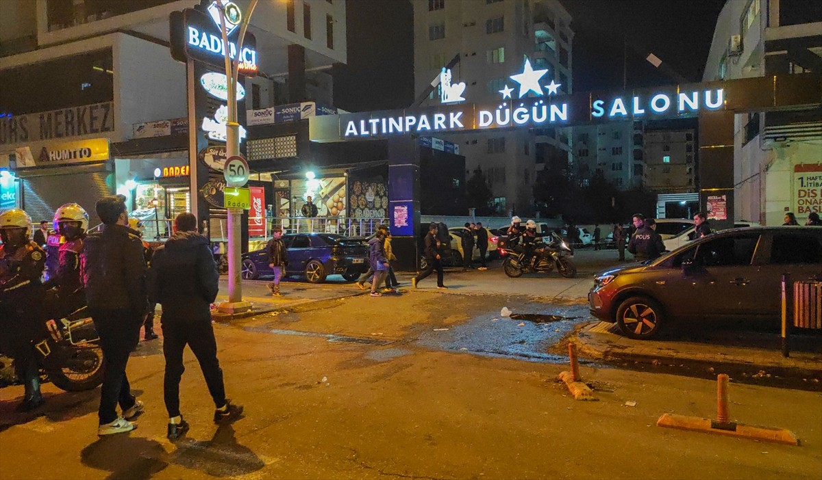 Diyarbakır'da bir düğün salonunun önünde çıkan silahlı ve bıçaklı kavgada 3 kişi yaralandı. Polis...