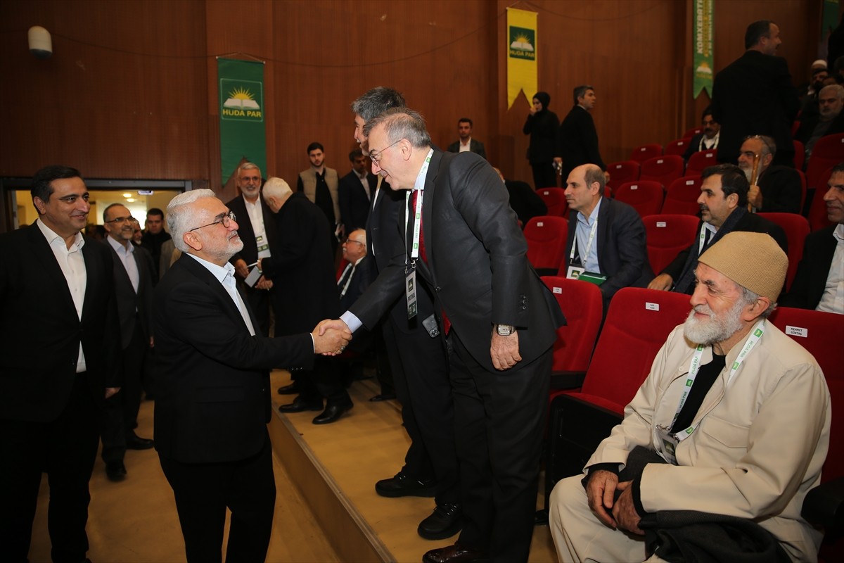 Diyarbakır'da, Hür Dava Partisince (HÜDA PAR) düzenlenen "Kürt Meselesine İnsani Çözüm Çalıştayı"...