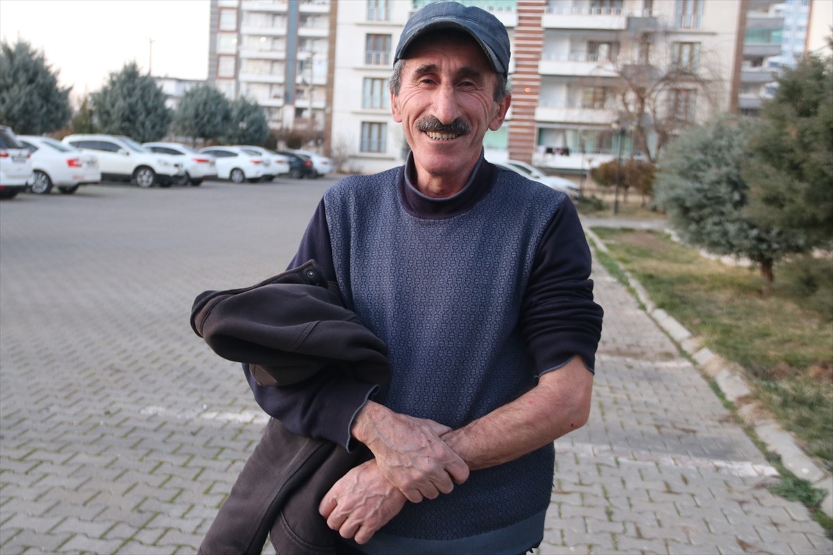 Diyarbakır'da sahipsiz köpeğin saldırısına uğrayan 3 kişi çeşitli yerlerinden yaralandı. Köpeğin...