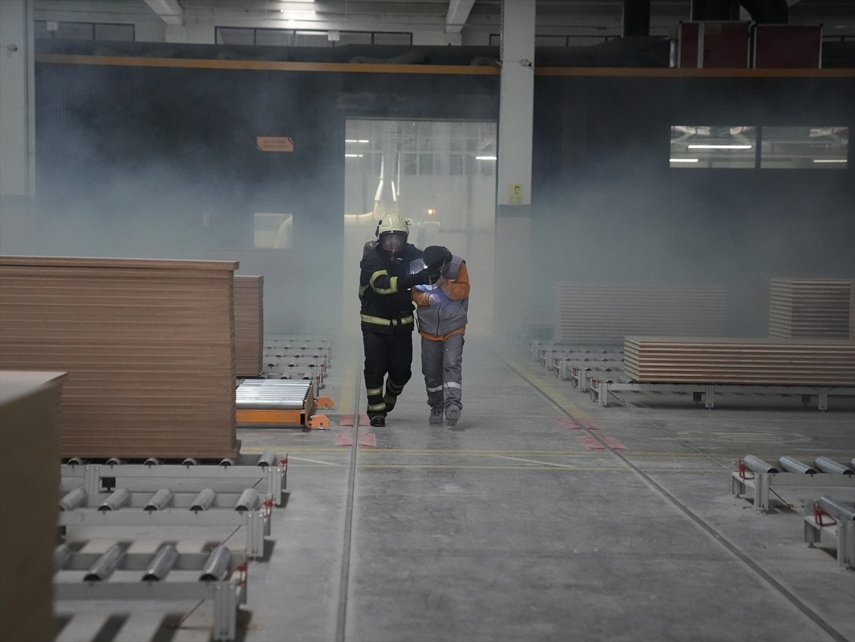 Diyarbakır Organize Sanayi Bölgesinde (OSB) faaliyet yürüten mobilya fabrikasında yangın ve...