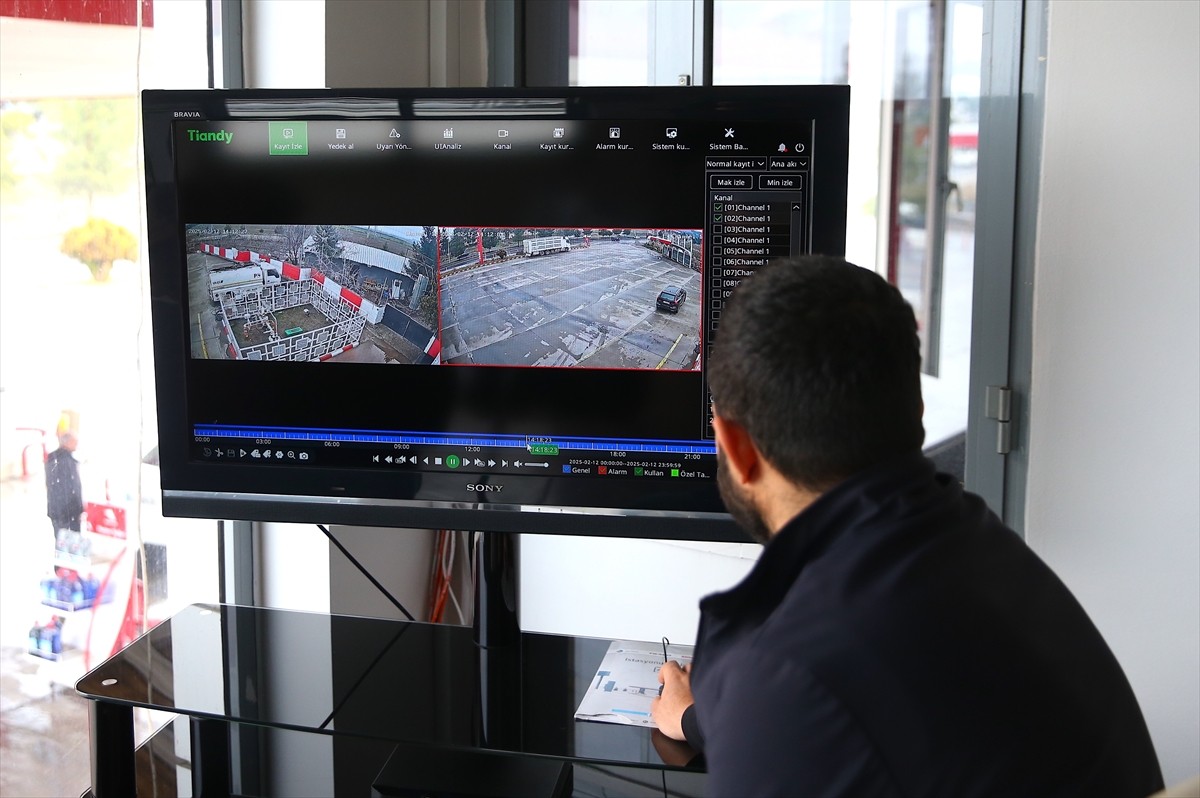 Diyarbakırlı iş insanı Fırat Özateş, kendisine hediye edilen deve kuşunun bakımını yaptığı iş...