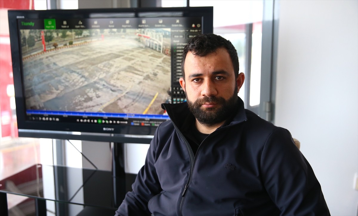 Diyarbakırlı iş insanı Fırat Özateş, kendisine hediye edilen deve kuşunun bakımını yaptığı iş...