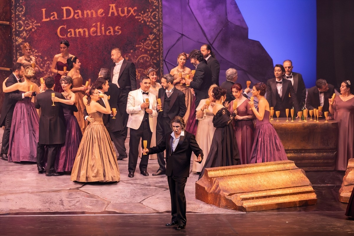  Dünyanın en önemli opera evlerinde "La Traviata" eserinde "Alfredo Germont" rolünü seslendiren...