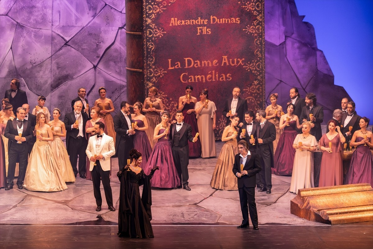  Dünyanın en önemli opera evlerinde "La Traviata" eserinde "Alfredo Germont" rolünü seslendiren...