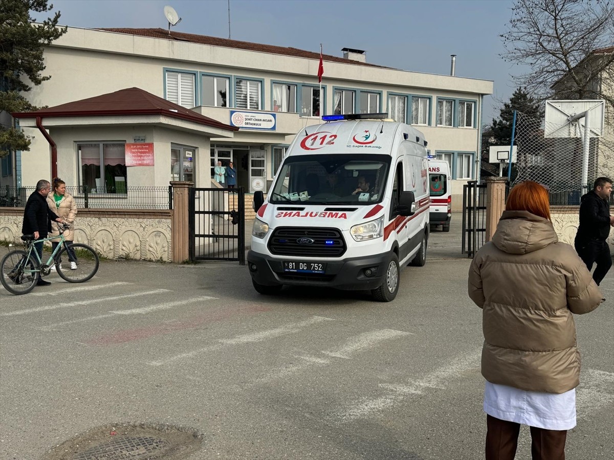 Düzce'de 5 öğrenci gıda zehirlenmesi şüphesiyle tedavi altına alındı.