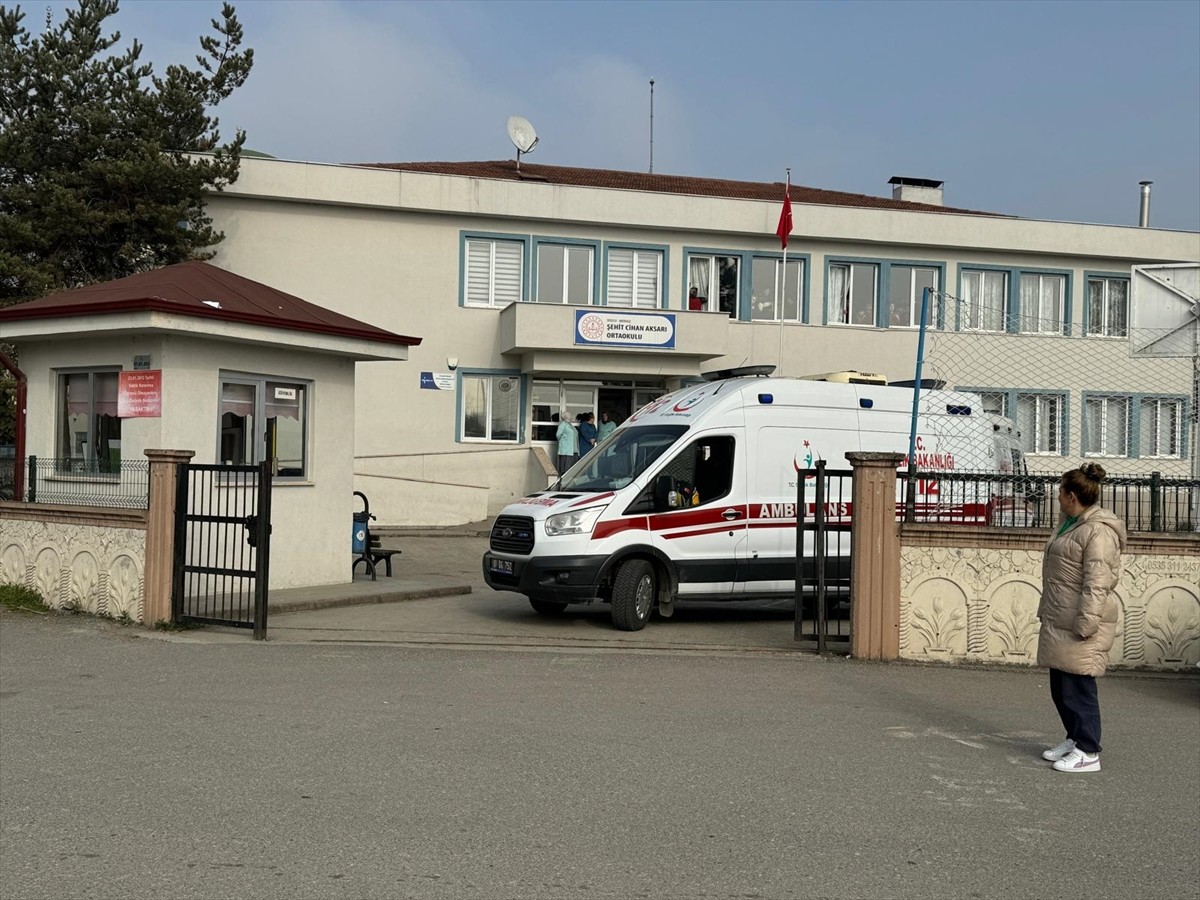 Düzce'de 5 öğrenci gıda zehirlenmesi şüphesiyle tedavi altına alındı.