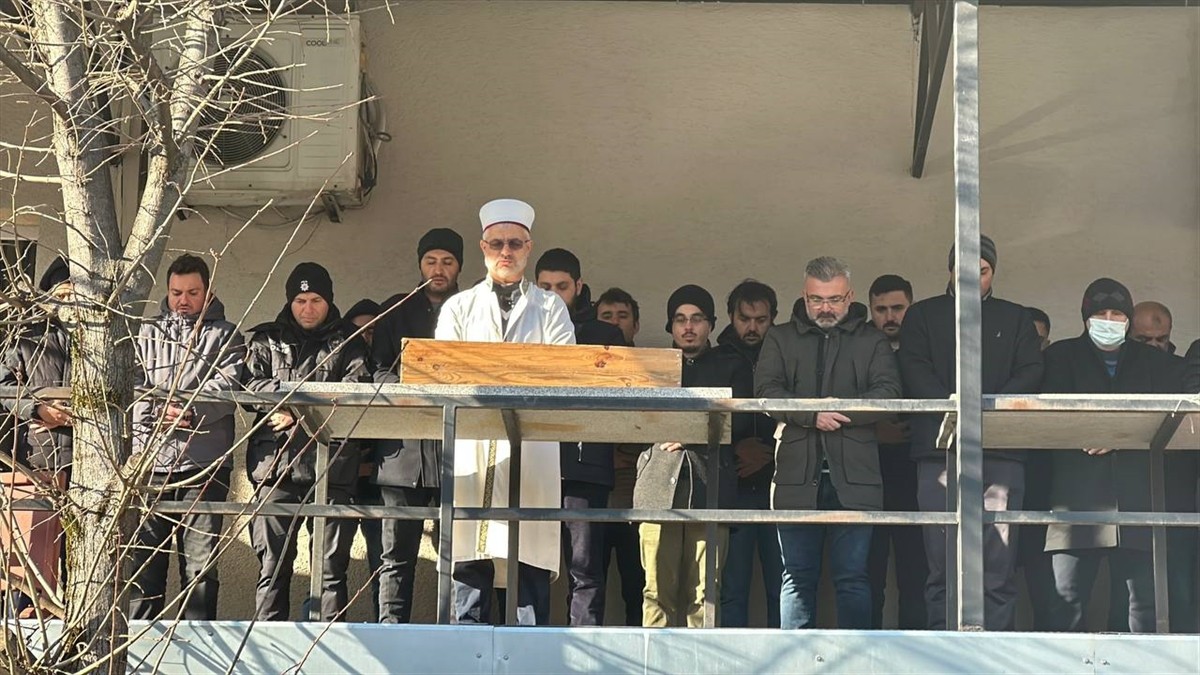 Düzce'de, babasının park etmeye çalıştığı otomobilin altında kalan 1,5 yaşındaki çocuk yaşamını...