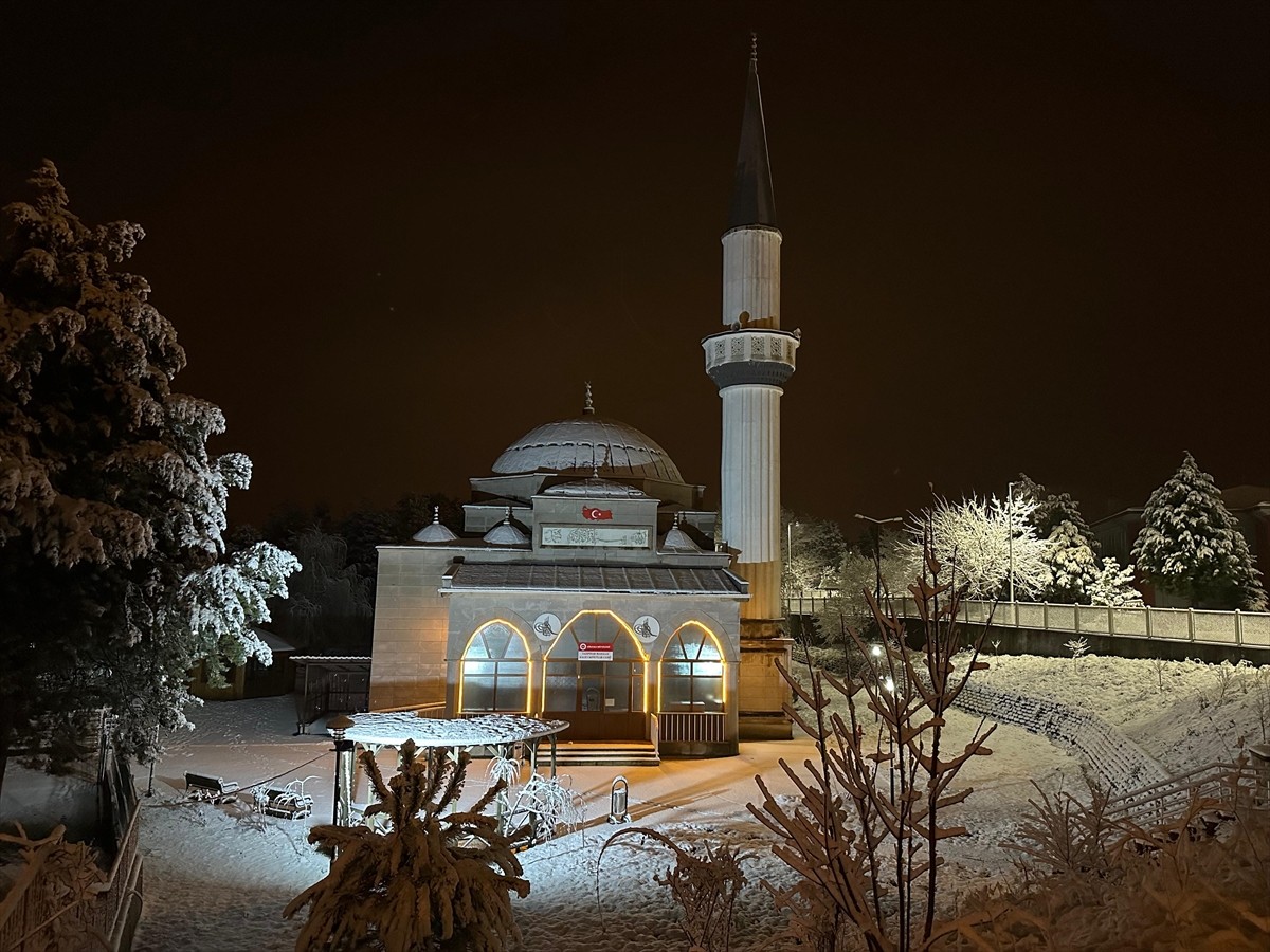 Düzce'de kent genelinde sabahtan bu yana aralıklarla süren kar yağışı etkisini artırdı, ulaşımda...