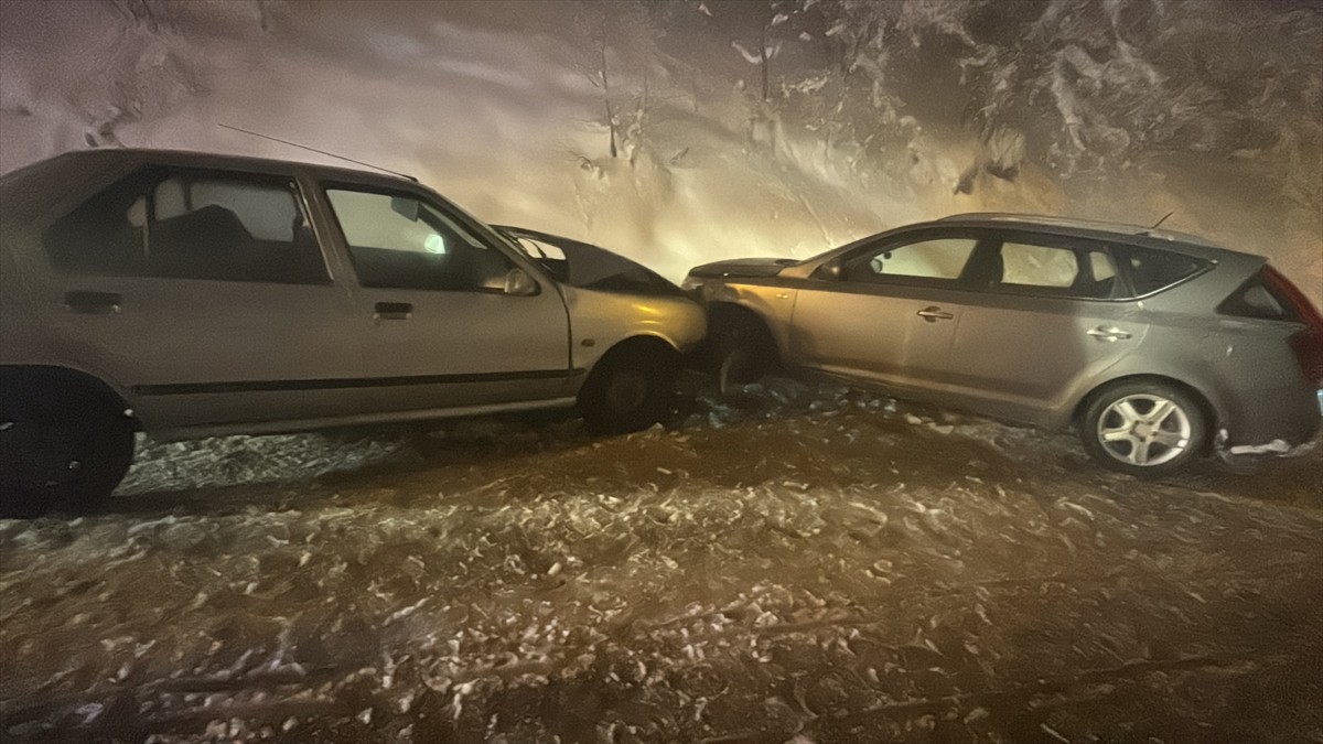 Düzce'nin Kaynaşlı ilçesinde iki otomobilin çarpışması sonucu 5 kişi yaralandı. Ekipler tarafından...