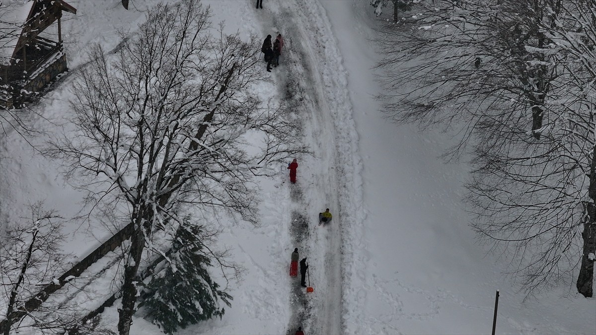 Düzce'nin yüksek kesimlerinde kar etkili oldu. Gölyaka ilçesindeki Güzeldere Şelalesi Tabiat Parkı...