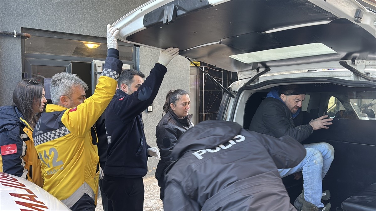 Edirne'de asansörde mahsur kalan kişi polis ekiplerince kurtarıldı. Sağlık ekiplerince kontrolden...