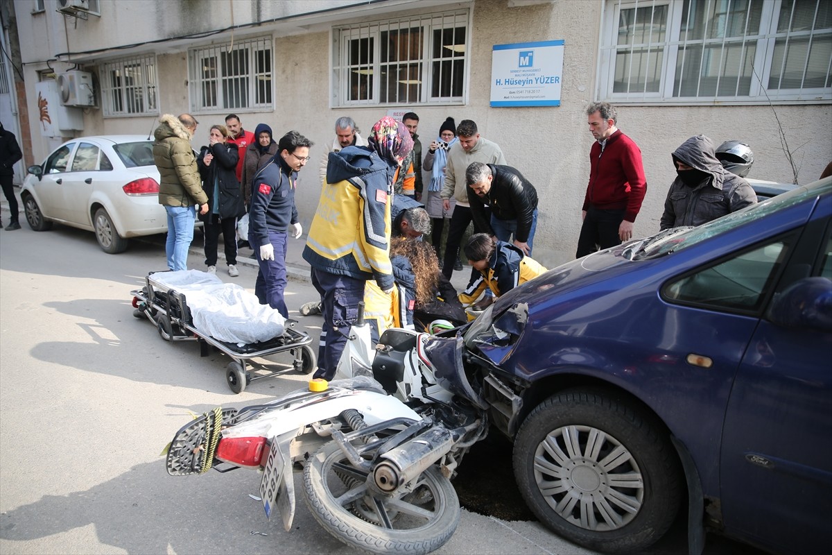 Edirne'de motosikletin otomobile çarpışması sonucu 2 kişi yaralandı. Olay yerine sağlık ekipleri...