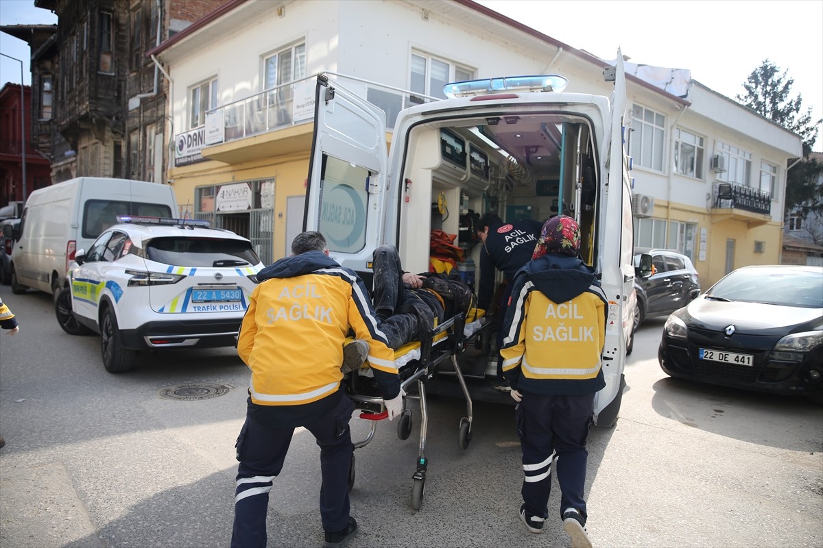 Edirne'de motosikletin otomobile çarpışması sonucu 2 kişi yaralandı. Olay yerine sağlık ekipleri...