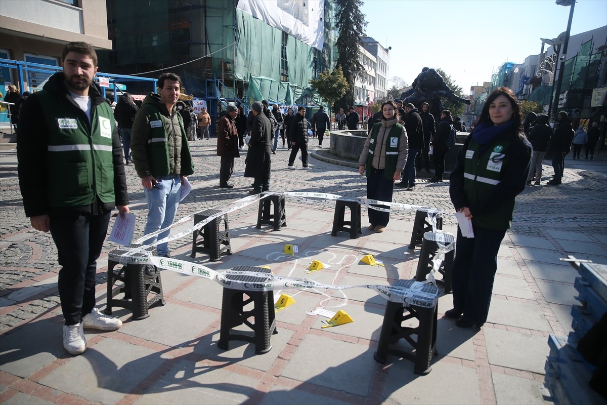 Edirne'de, sigaranın insan sağlığına verdiği zararlara "olay yeri" canlandırmasıyla dikkat...