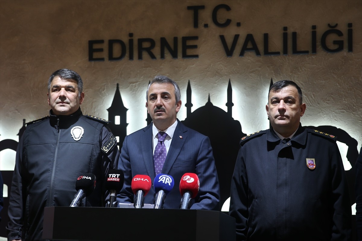 Edirne Valisi Yunus Sezer (ortada), Ocak Ayı Asayiş ve Güvenlik Toplantısı sonrası Valilikte basın...