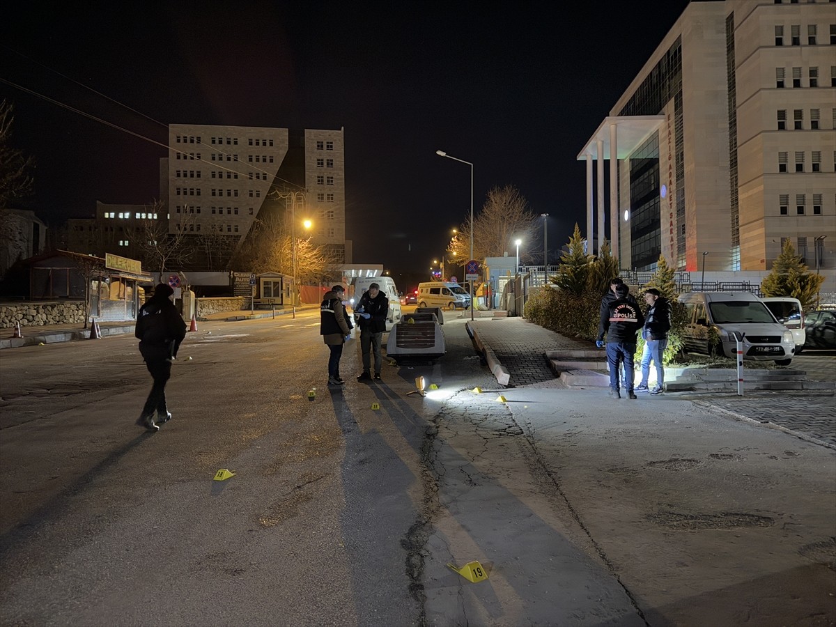 Elazığ'da iki grup arasında çıkan silahlı kavgada 2 kişi yaralandı. Polis ekipleri olay yerinde...