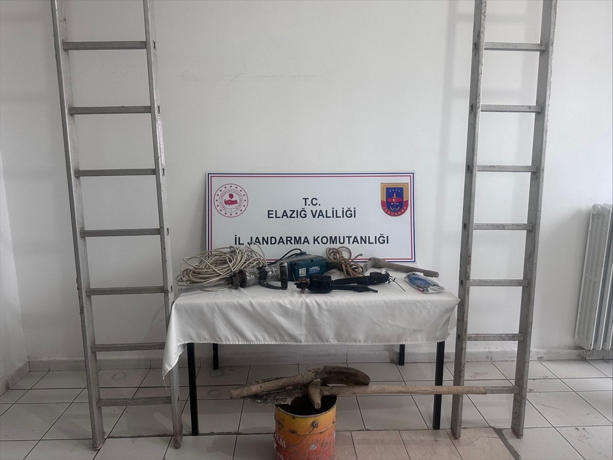 Elazığ'da kaçak kazı yapan 3 şüpheli gözaltına alındı. Ekiplerce, kaçak kazıda kullanılan 2...