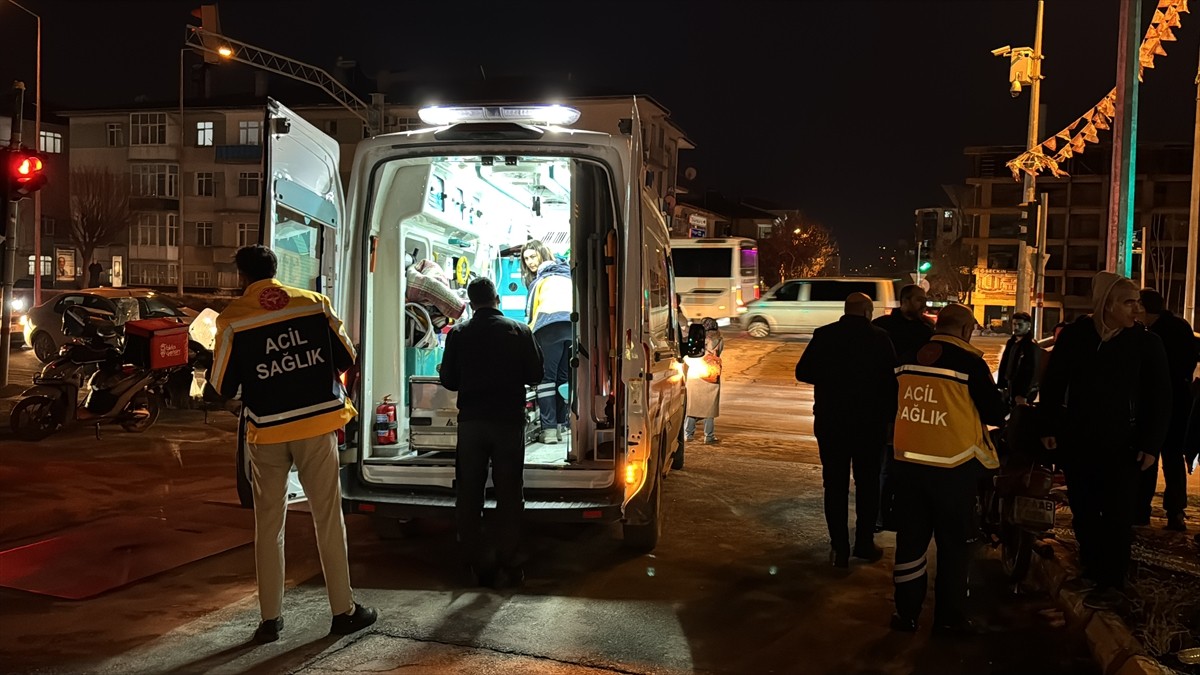 Elazığ'da motosikletin yayaya çarpması sonucu 1'i ağır 2 kişi yaralandı. Yaralılar, ambulansla...