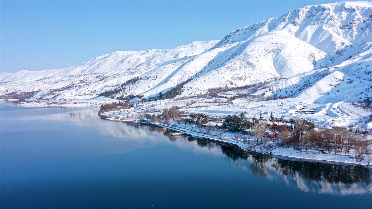Elazığ'ın Sivrice ilçesinde çevresi karla kaplı Hazar Gölü, dronla görüntülendi. Kentte son bir...