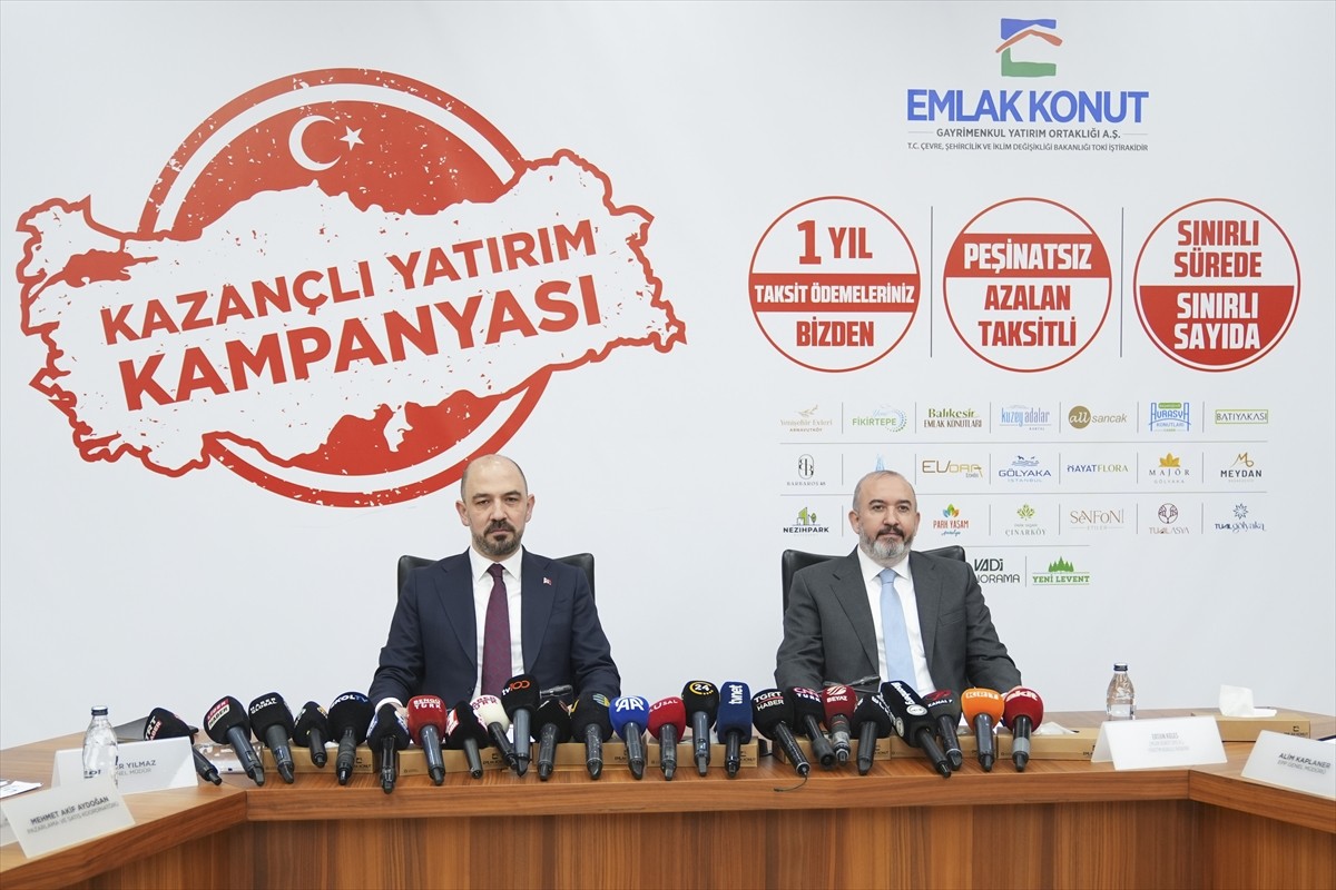Emlak Konut GYO Genel Müdürü Yasir Yılmaz (solda), Emlak Konut'un orta gelir grubuna yönelik...