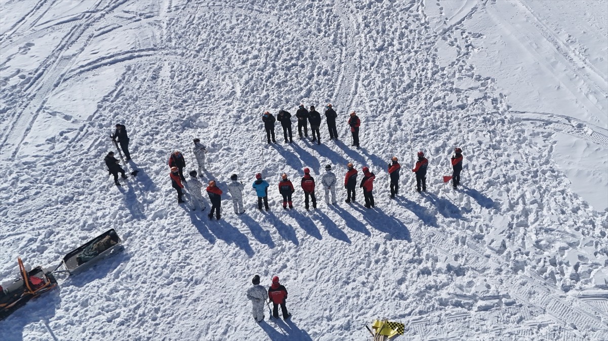 Erzincan'daki Ergan Dağı Kış Sporları ve Doğa Turizm Merkezi'nde, 40 personelin katılımıyla çığda...