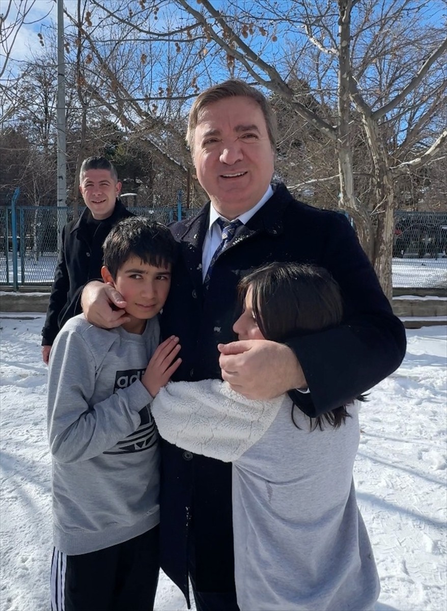 Erzincan Valisi Hamza Aydoğdu, okul bahçesinde öğrencilerle kar topu oynadı. Kentte bulunan...