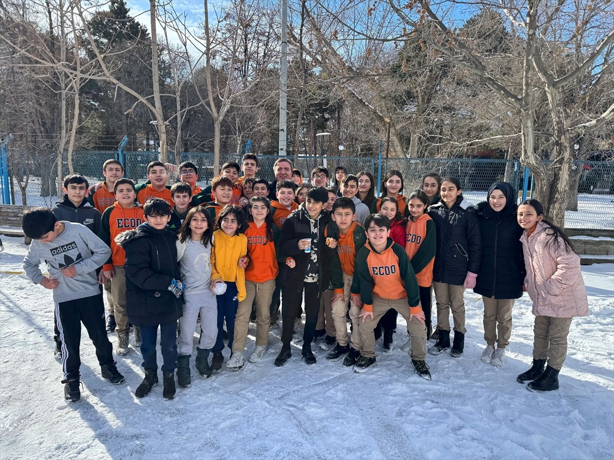 Erzincan Valisi Hamza Aydoğdu, okul bahçesinde öğrencilerle kar topu oynadı. Kentte bulunan...