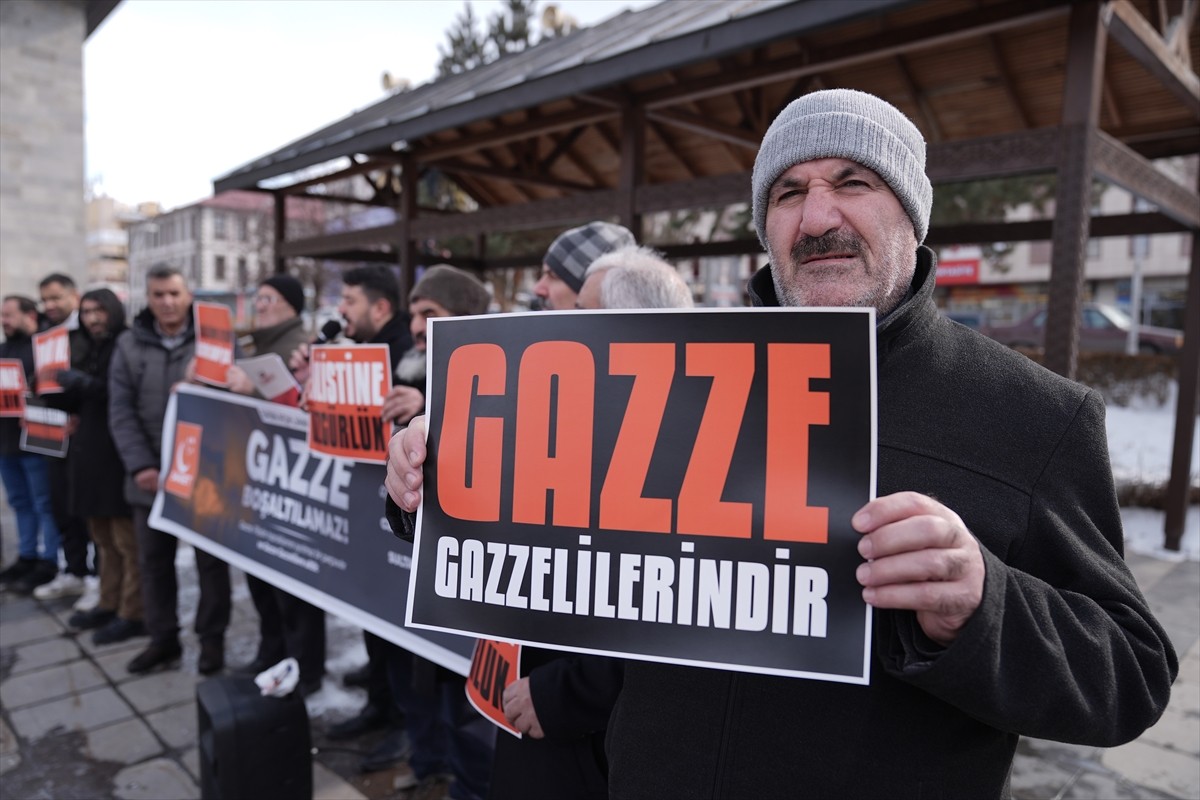 Erzurum'da cuma namazı sonrası ABD Başkanı Donald Trump'ın "Gazze'yi devralma" planına tepki...