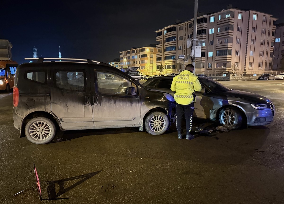 Erzurum'da hafif ticari araç ile otomobilin çarpışması sonucu 4 kişi yaralandı. Olay yerine polis...