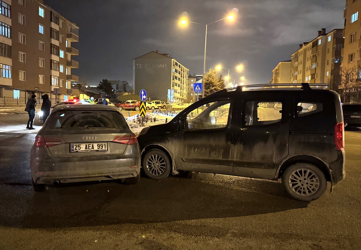 Erzurum'da hafif ticari araç ile otomobilin çarpışması sonucu 4 kişi yaralandı. Olay yerine polis...
