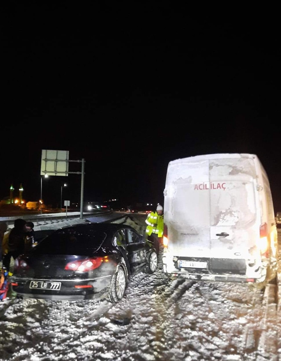  Erzurum'da panelvan ile otomobilin çarpışması sonucu 1'i ağır 3 kişi yaralandı.
