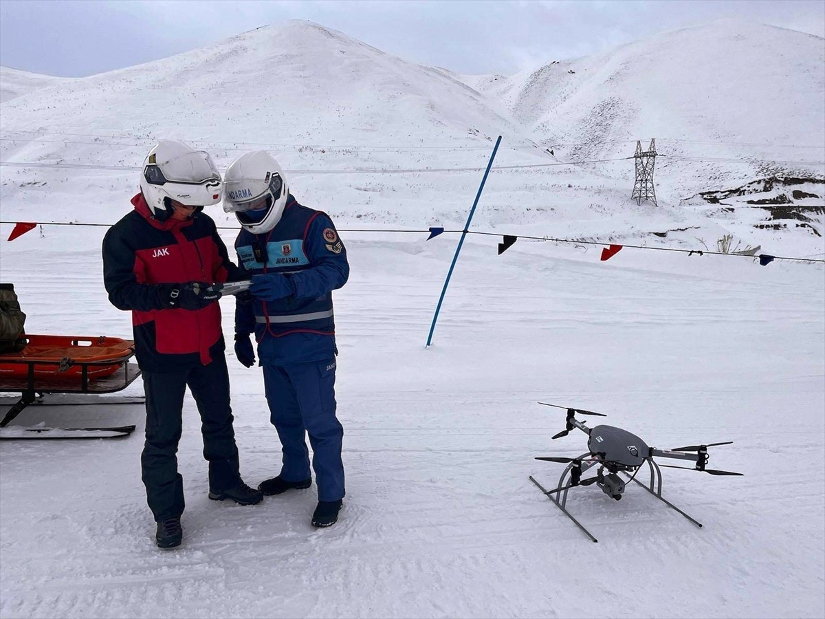 Erzurum İl Jandarma Komutanlığı ekipleri, Palandöken Kayak Merkezi'nde dron ile yaptıkları...