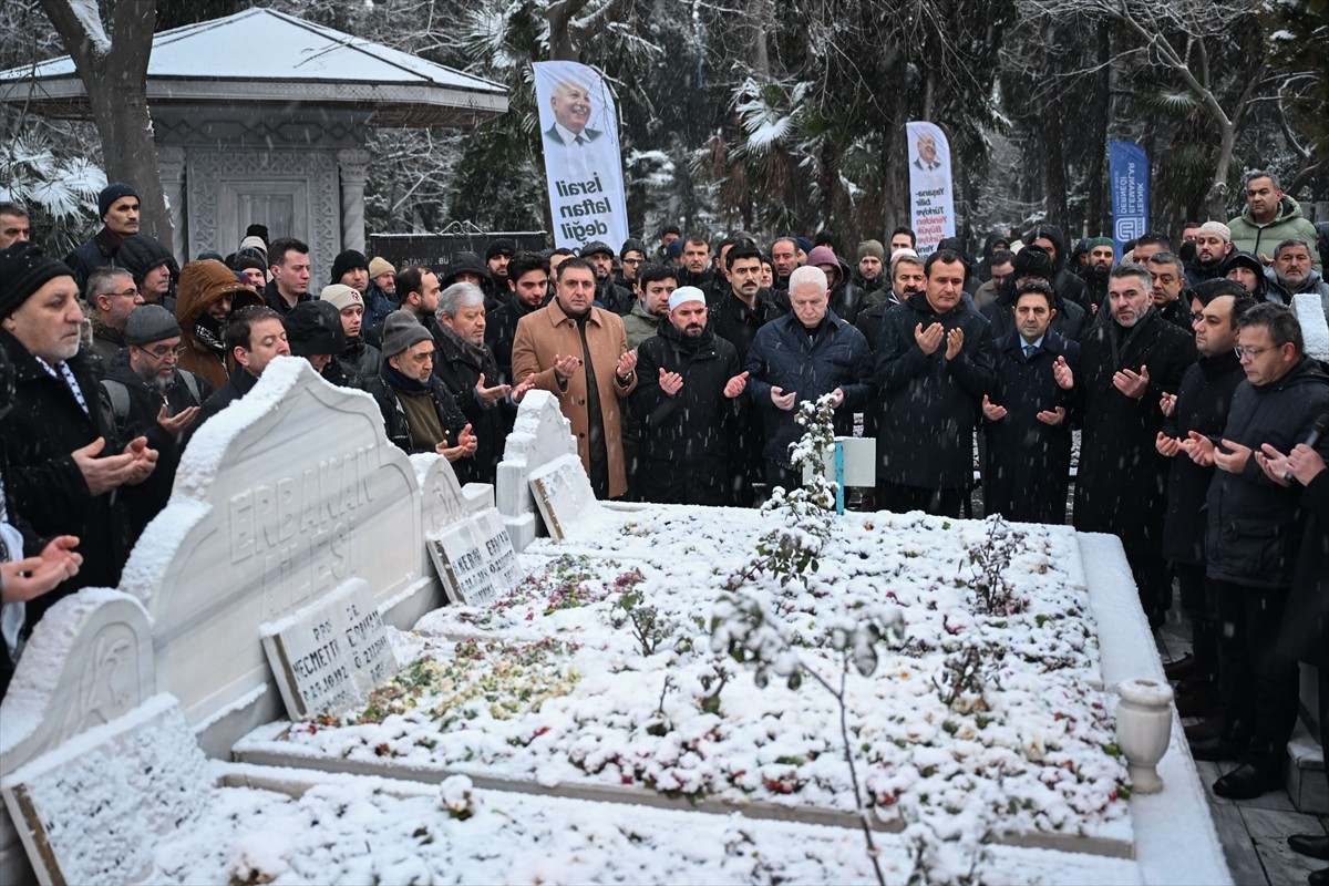 Eski başbakanlardan Necmettin Erbakan, vefatının 14. yılında mezarı başında düzenlenen törenle...
